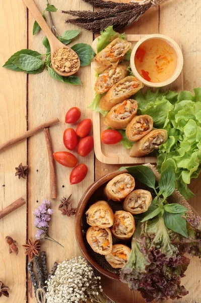 Gebakken loempia's traditionele voor voorgerecht voedsel. — Stockfoto