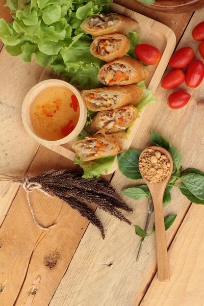 Gebratene Frühlingsrollen traditionell als Vorspeise. — Stockfoto