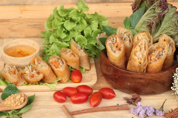 Rollos fritos de primavera tradicionales para aperitivos . — Foto de Stock