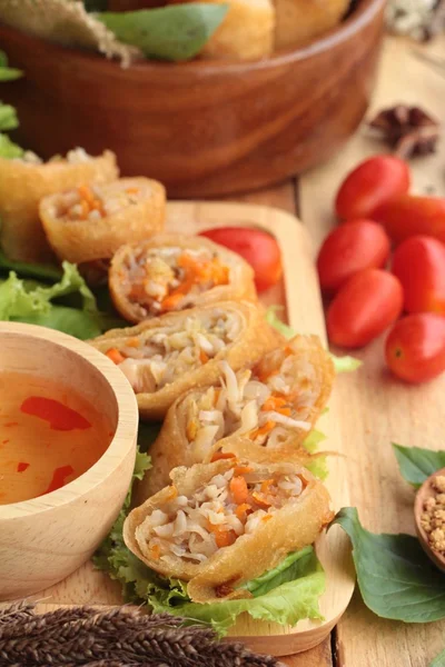 Rollos fritos de primavera tradicionales para aperitivos . — Foto de Stock