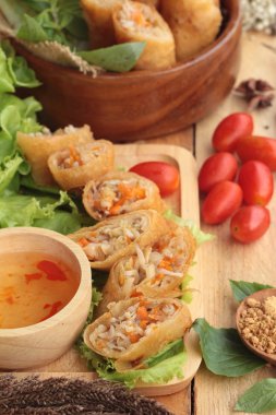 Meze yemek için geleneksel tava böreği.