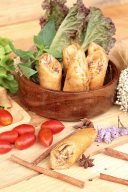 Meze yemek için geleneksel tava böreği.