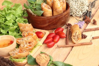 Meze yemek için geleneksel tava böreği.