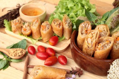 Meze yemek için geleneksel tava böreği.