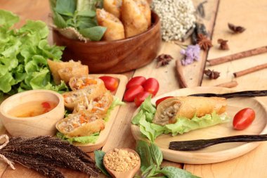 Meze yemek için geleneksel tava böreği.