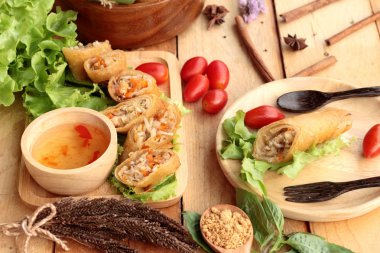 Meze yemek için geleneksel tava böreği.