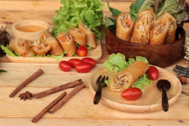 Meze yemek için geleneksel tava böreği.