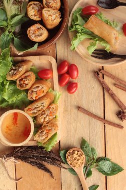 Meze yemek için geleneksel tava böreği.