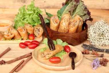 Meze yemek için geleneksel tava böreği.