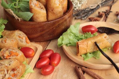 Meze yemek için geleneksel tava böreği.