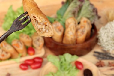 Meze yemek için geleneksel tava böreği.