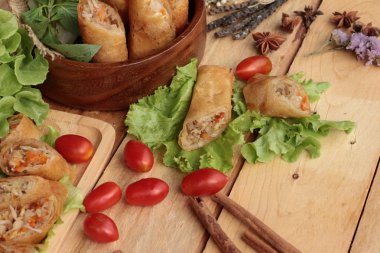 Meze yemek için geleneksel tava böreği.