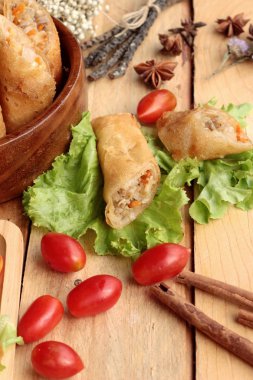 Meze yemek için geleneksel tava böreği.