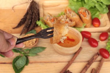 Meze yemek için geleneksel tava böreği.