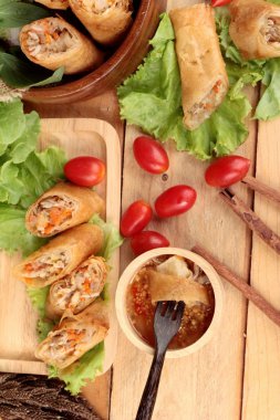 Meze yemek için geleneksel tava böreği.