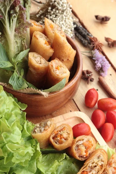 Rollos fritos de primavera tradicionales para aperitivos . — Foto de Stock
