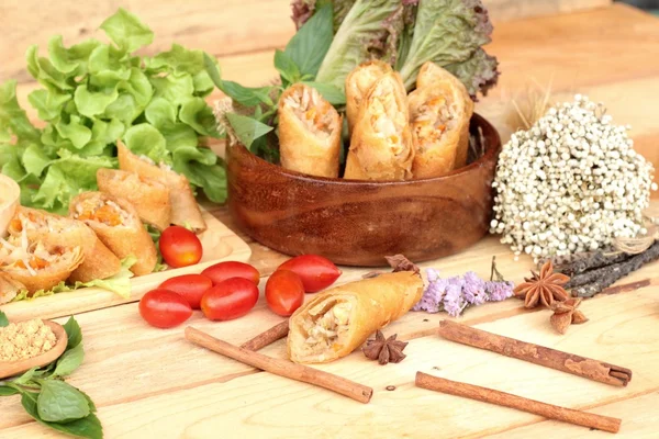 Rollos fritos de primavera tradicionales para aperitivos . —  Fotos de Stock