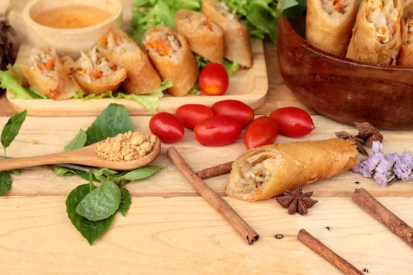 Rollos fritos de primavera tradicionales para aperitivos . — Foto de Stock