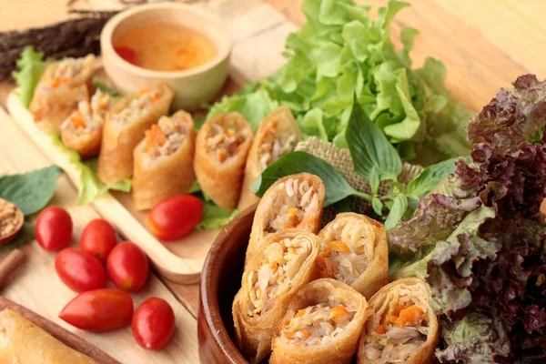 Involtini primavera fritti tradizionali per antipasto . — Foto Stock