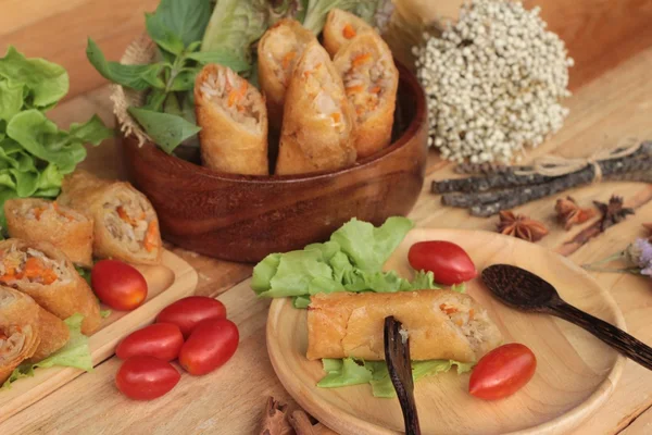 Meze yemek için geleneksel tava böreği.