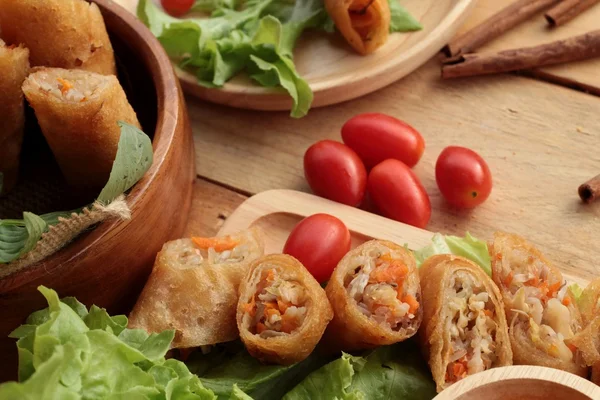 Involtini primavera fritti tradizionali per antipasto . — Foto Stock