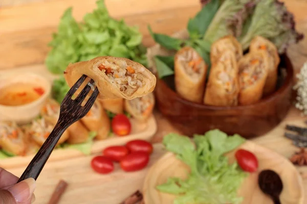 Rollos fritos de primavera tradicionales para aperitivos . — Foto de Stock