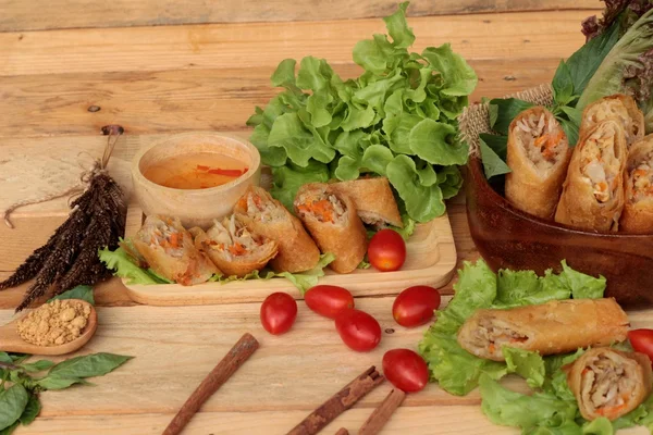 Rollos fritos de primavera tradicionales para aperitivos . — Foto de Stock