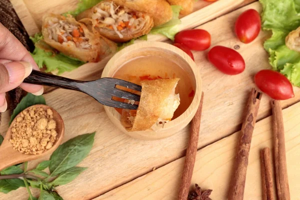 Rollos fritos de primavera tradicionales para aperitivos . — Foto de Stock