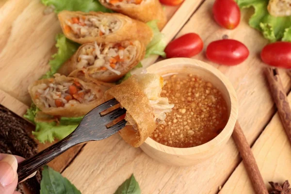 Meze yemek için geleneksel tava böreği.