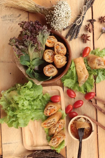 Rouleaux de printemps frits traditionnels pour la nourriture apéritif . — Photo