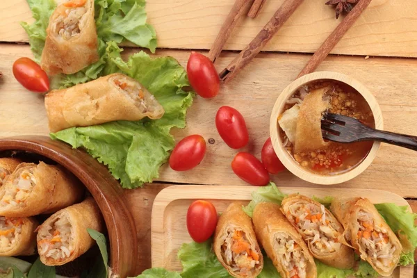 Rollos fritos de primavera tradicionales para aperitivos . — Foto de Stock