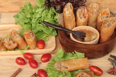 Meze yemek için geleneksel tava böreği.