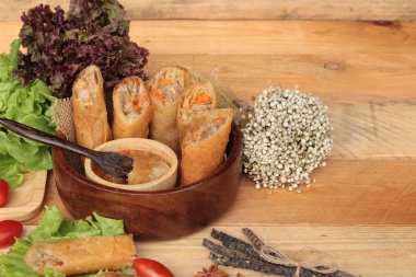 Meze yemek için geleneksel tava böreği.