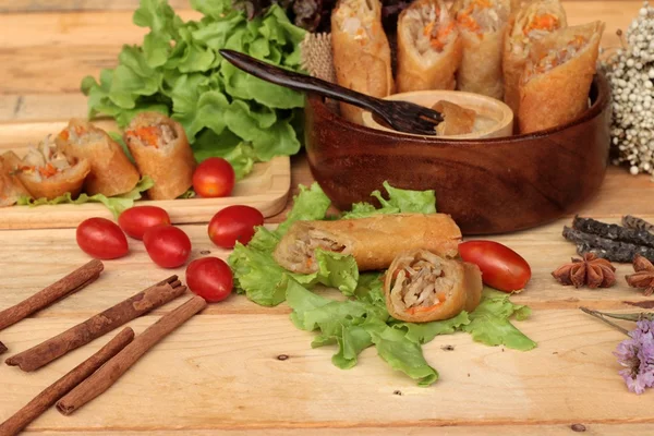 Rouleaux de printemps frits traditionnels pour la nourriture apéritif . — Photo