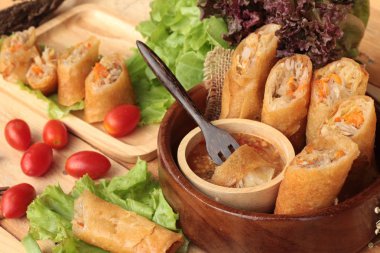 Meze yemek için geleneksel tava böreği.