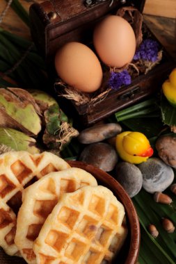 Tatlı waffle ve reçelli taze süt.