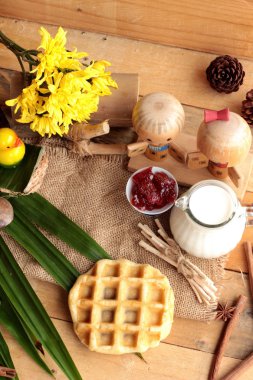 Tatlı waffle ve reçelli taze süt.