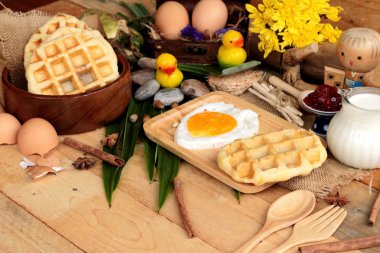 Tatlı waffle ve reçel ve yumurta kalp ile taze süt.