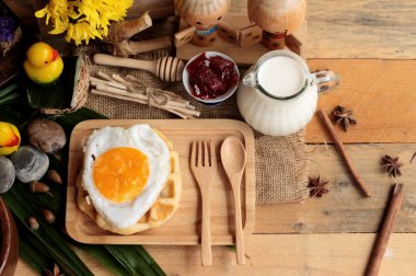 Tatlı waffle ve reçel ve yumurta kalp ile taze süt.