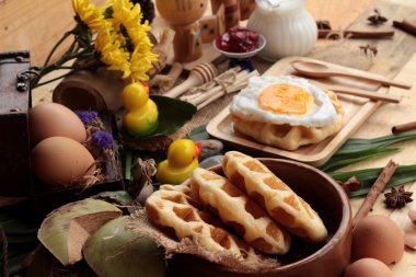 Tatlı waffle ve reçel ve yumurta kalp ile taze süt.