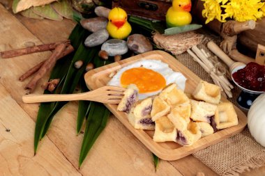 Tatlı waffle ve reçel ve yumurta kalp ile taze süt.