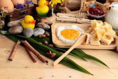 Tatlı waffle ve reçel ve yumurta kalp ile taze süt.