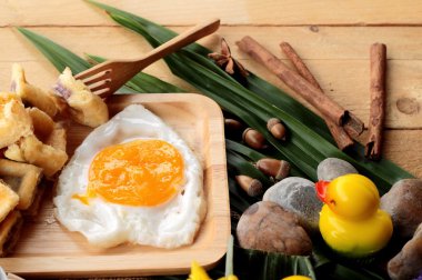 Tatlı waffle ve reçel ve yumurta kalp ile taze süt.