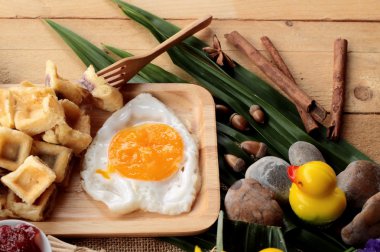 Tatlı waffle ve reçel ve yumurta kalp ile taze süt.