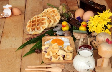 Tatlı waffle ve reçel ve yumurta kalp ile taze süt.