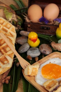 Tatlı waffle ve reçel ve yumurta kalp ile taze süt.