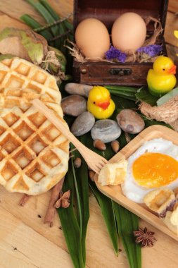 Tatlı waffle ve reçel ve yumurta kalp ile taze süt.