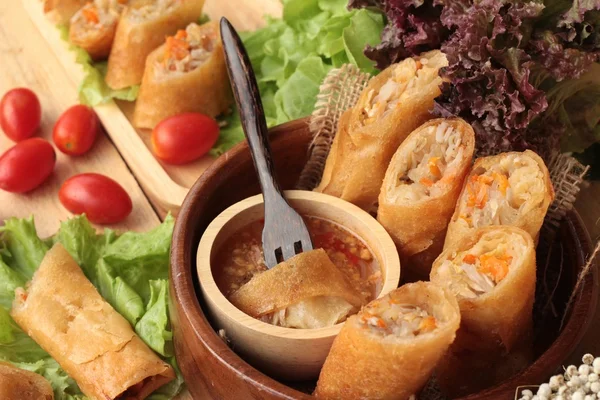 Rollos fritos de primavera tradicionales para aperitivos . — Foto de Stock