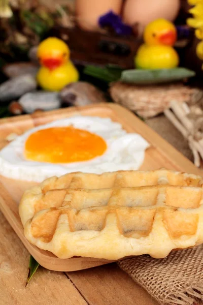 Tatlı waffle ve reçel ve yumurta kalp ile taze süt. — Stok fotoğraf