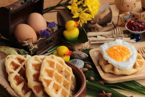 Süße Waffeln und frische Milch mit Marmelade und Eierherz. — Stockfoto